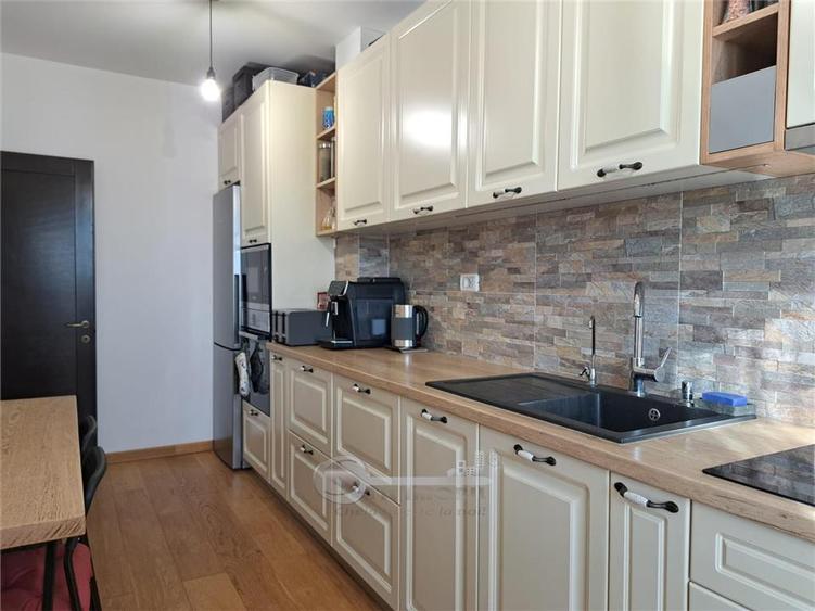 Apartament cu 3 camere decomandat, mobilat în Galata