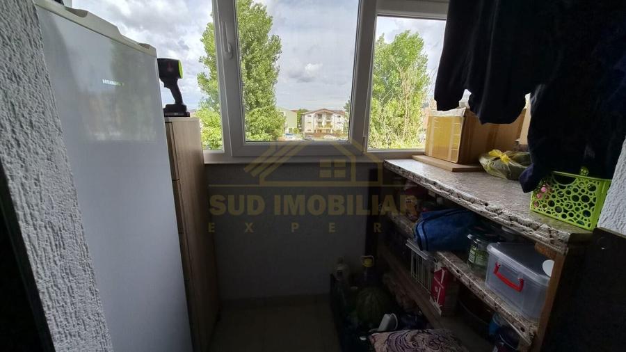 Apartament cu 3 camere semidecomandat, mobilat în Central