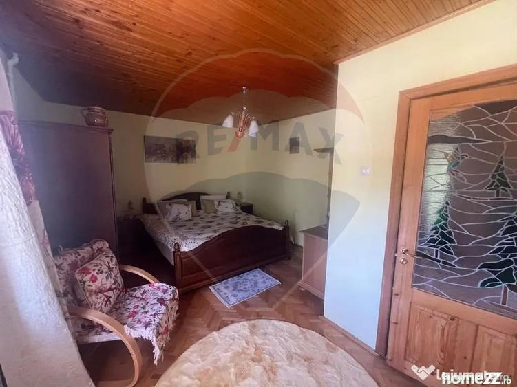 Casă cu 10 camere cu Teren 2362 Mp în Lepșa