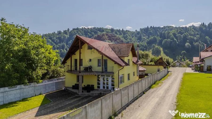 Casă cu 10 camere cu Teren 1074 Mp în Moieciu