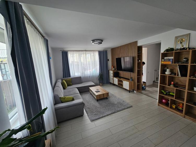 Duplex cu 4 camere cu Teren 300 Mp în Domnești