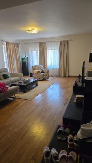 Apartament cu 4 camere decomandat în Capitale