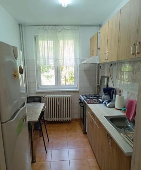 Apartament cu 3 camere semidecomandat, mobilat în Obor
