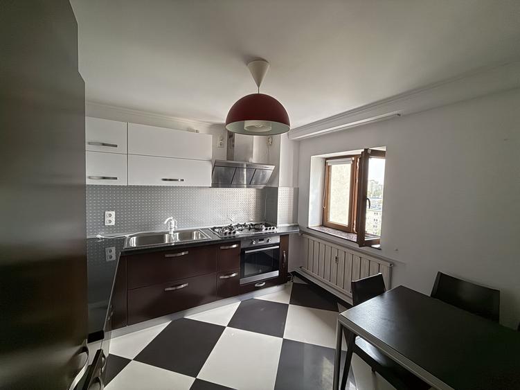 Apartament cu 3 camere semidecomandat, mobilat în Decebal