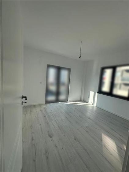 Apartament cu 3 camere decomandat în Vișani