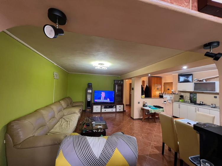Apartament cu 3 camere decomandat în CET