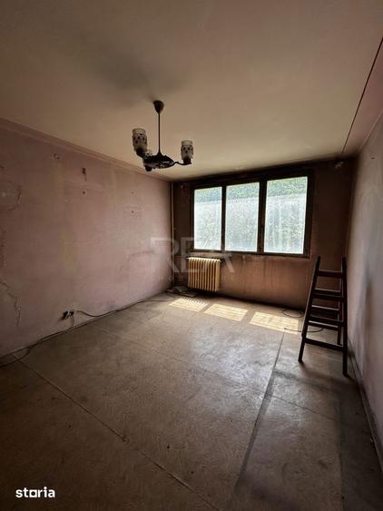 Apartament cu 3 camere semidecomandat în Rahova
