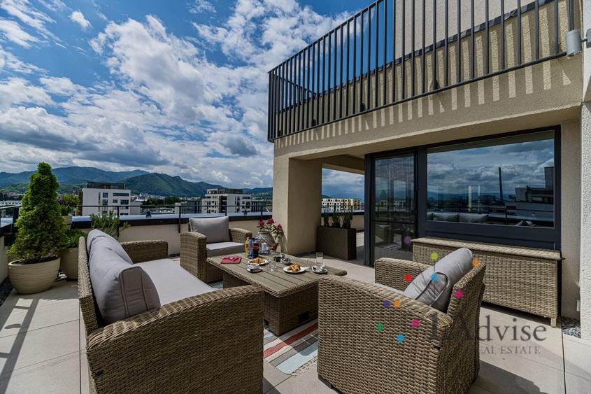 Penthouse cu 4 camere decomandat, mobilat în Tractorul