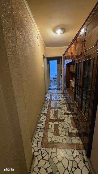 Apartament cu 4 camere decomandat în Calea București