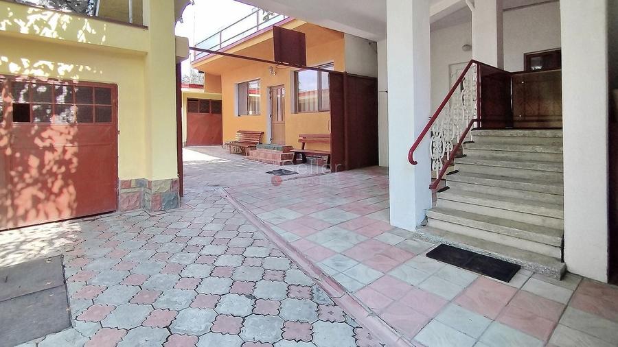 Apartament cu 3 camere semidecomandat, mobilat în Florilor