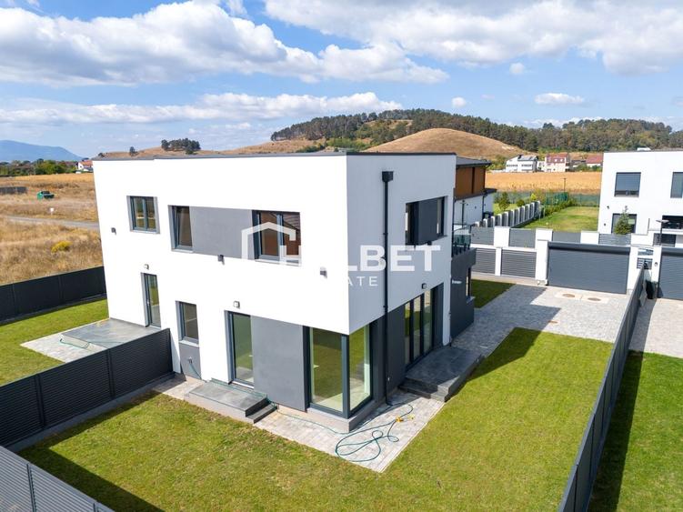 Duplex cu 3 camere cu Canalizare în Sânpetru