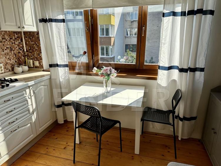 Apartament cu 3 camere semidecomandat, mobilat în Plopilor