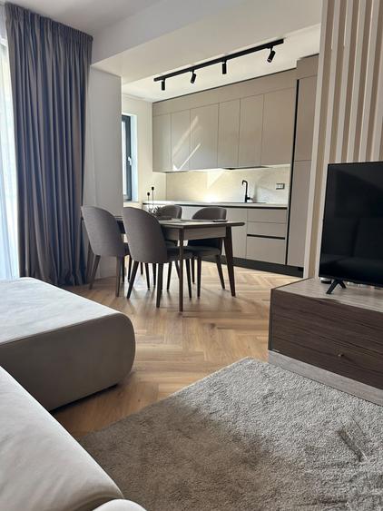 Apartament cu 3 camere semidecomandat, mobilat în Pipera