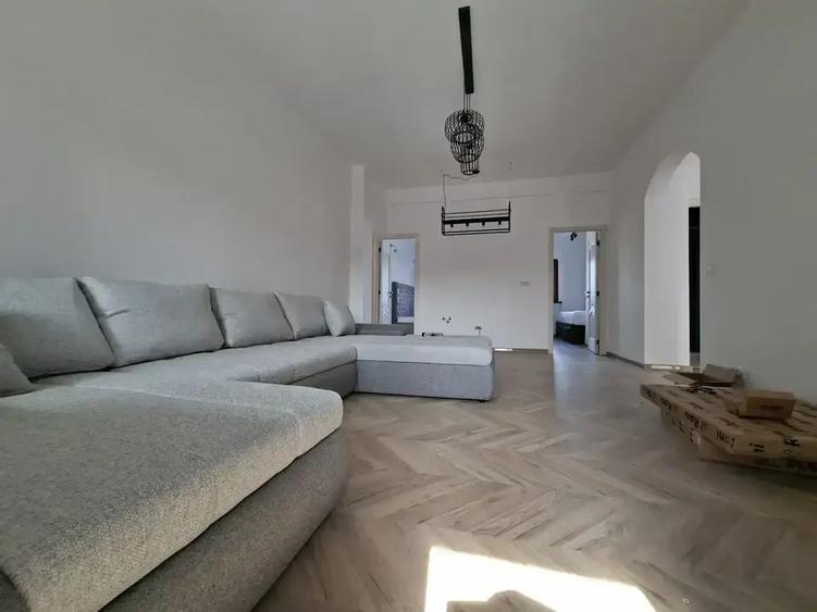 Apartament cu 3 camere semidecomandat în Universitate
