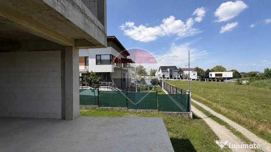Casă cu 5 camere cu Teren 420 Mp în Corbeanca