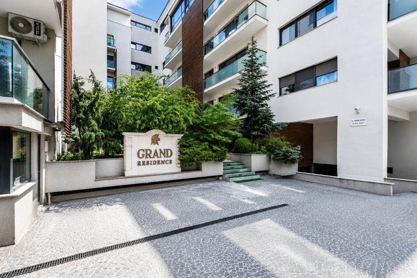 Apartament cu 3 camere decomandat, mobilat în Herăstrău