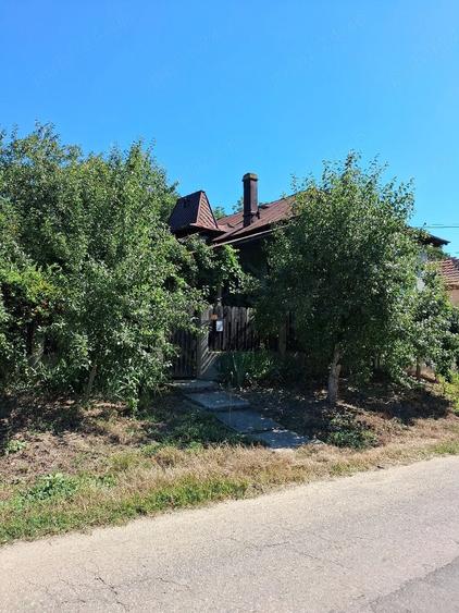 Casă cu 5 camere cu Teren 3500 Mp în Vârvor
