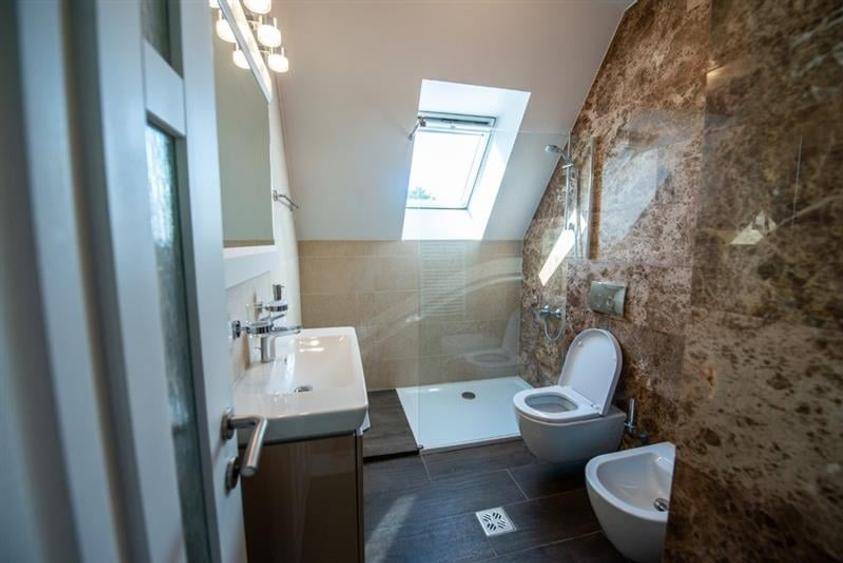 Casă individuală cu 11 camere cu Canalizare în Sânpetru