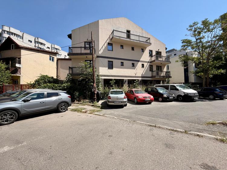 Casă individuală cu 13 camere cu Canalizare în Vitan Mall