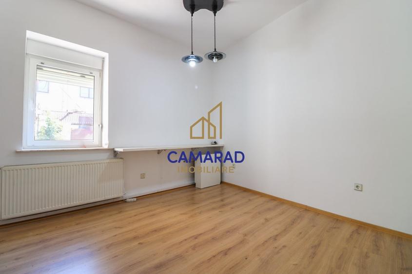 Casă individuală cu 9 camere cu Canalizare în Tei