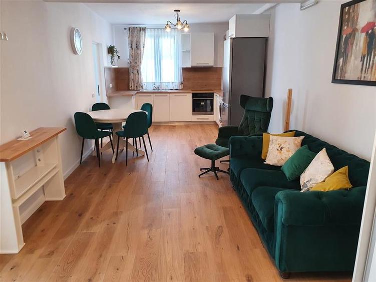 Apartament cu 3 camere semidecomandat, mobilat în Șelimbăr