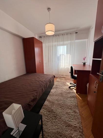 Apartament cu 4 camere decomandat, mobilat în Podul de Fier