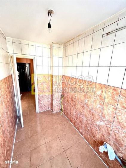Apartament cu 3 camere semidecomandat în Republicii