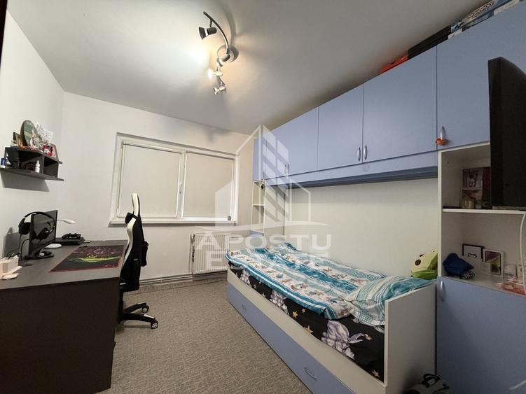 Apartament cu 3 camere semidecomandat, mobilat în Girocului