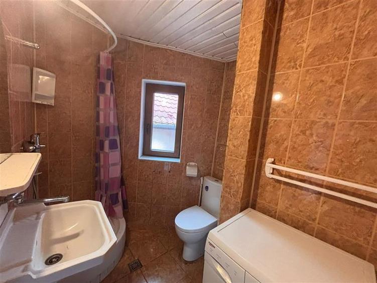 Casă cu 12 camere cu Teren 241 Mp în Semicentral