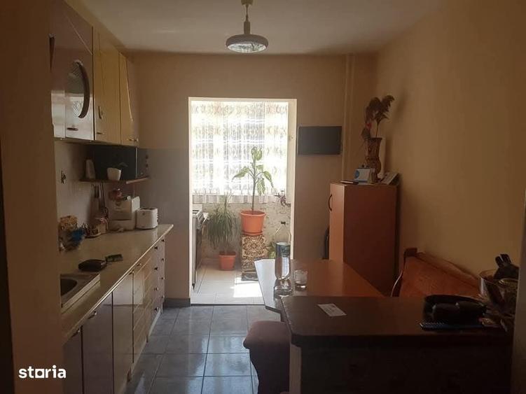 Apartament cu 3 camere decomandat în Teiul Doamnei