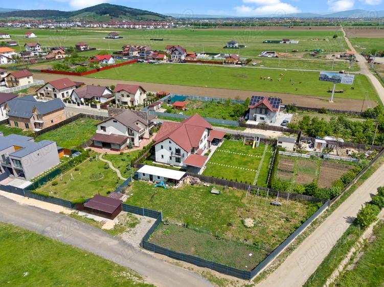 Casă cu 5 camere cu Teren 1650 Mp în Sânpetru
