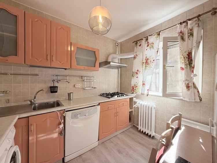 Apartament cu 3 camere decomandat, mobilat în Tineretului