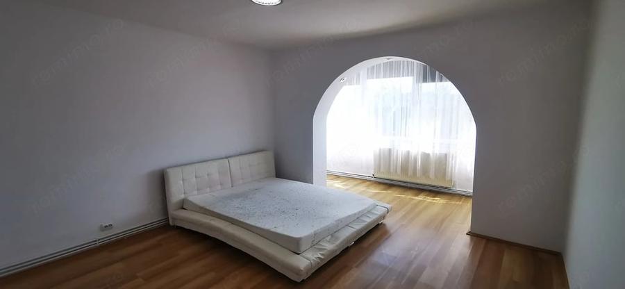 Apartament cu 4 camere decomandat în Triaj
