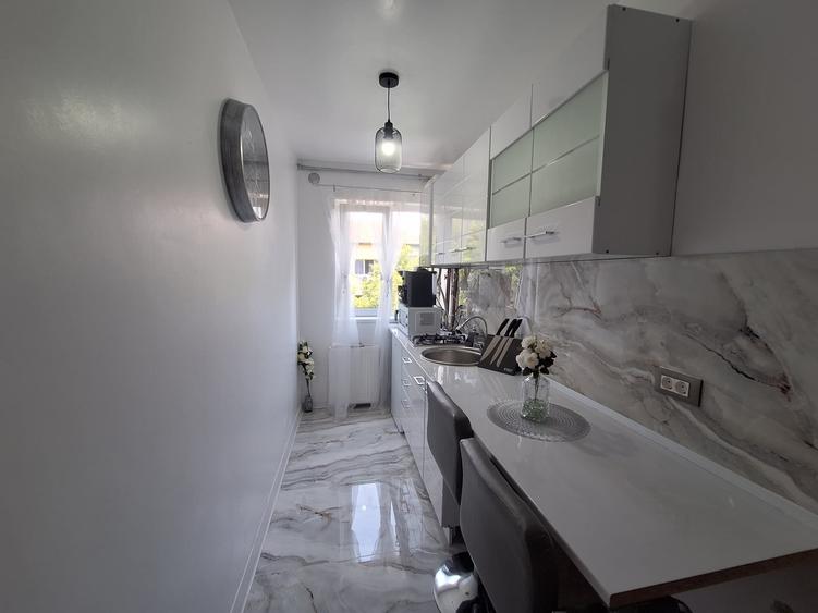 Apartament cu 3 camere semidecomandat, mobilat în Girocului