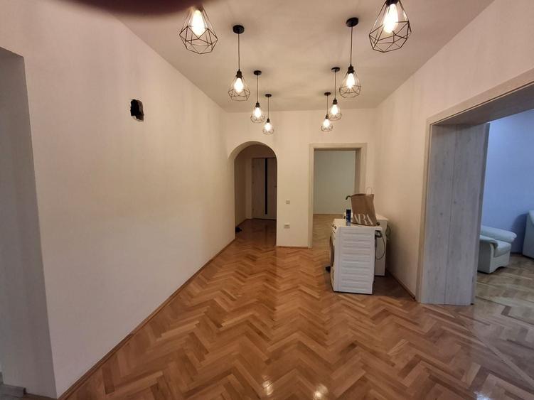 Apartament cu 3 camere decomandat, mobilat în Trei Stejari