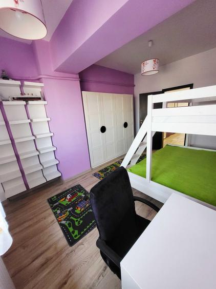 Apartament cu 3 camere semidecomandat în Ghencea