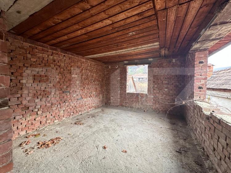 Casă cu 5 camere cu Teren 240 Mp în Central