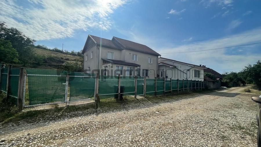 Casă individuală cu 8 camere cu Canalizare în Mierlău