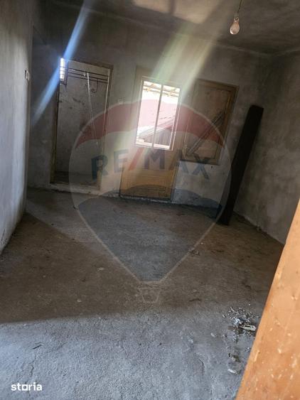 Casă cu 6 camere cu Teren 250 Mp în Central