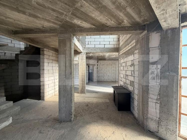 Casă individuală cu 20 camere cu Teren 2000 Mp în Periferie
