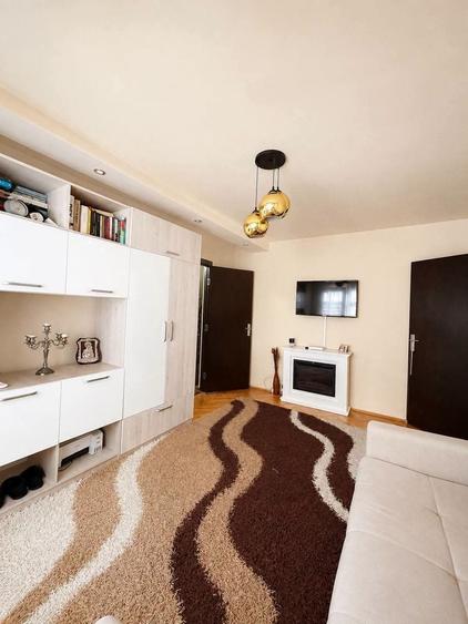 Apartament cu 3 camere semidecomandat, mobilat în Lipovei