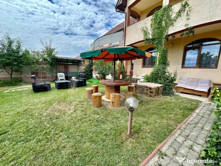 Casă cu 8 camere cu Teren 1027 Mp în Micești
