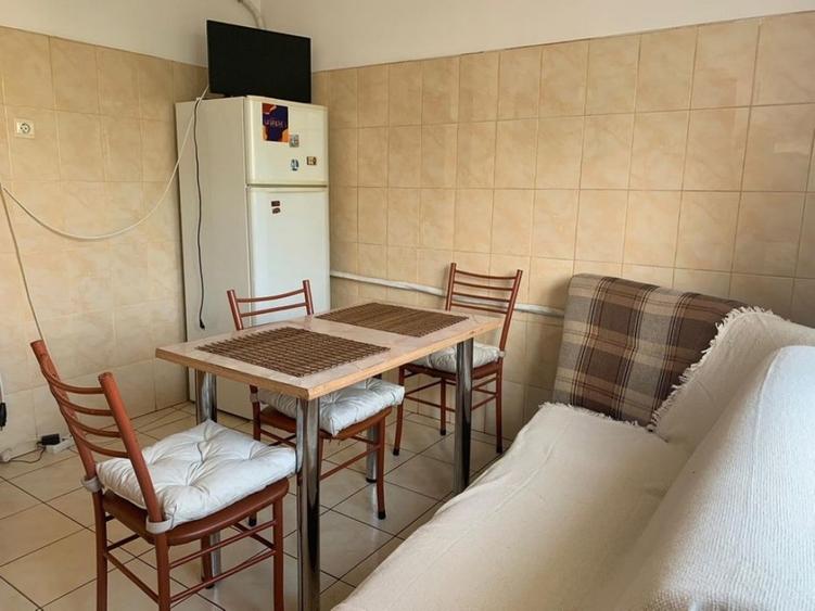 Apartament cu 3 camere decomandat în Vitan