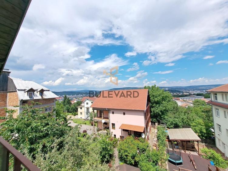 Casă individuală cu 10 camere cu Canalizare în Central