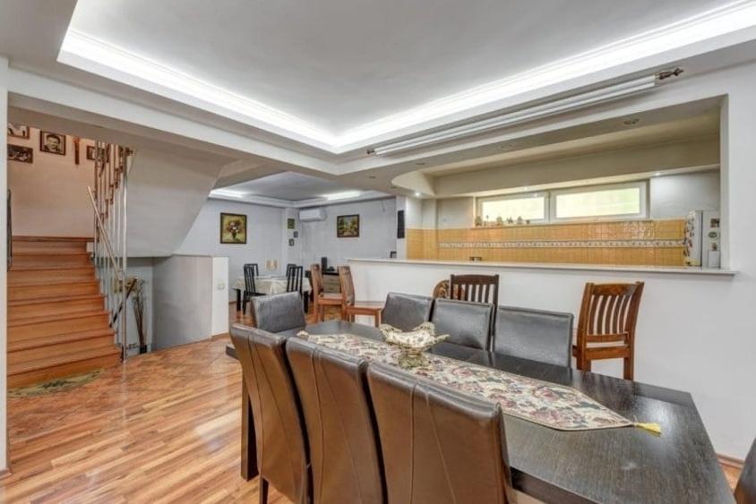 Casă cu 5 camere cu Garaj în Domenii