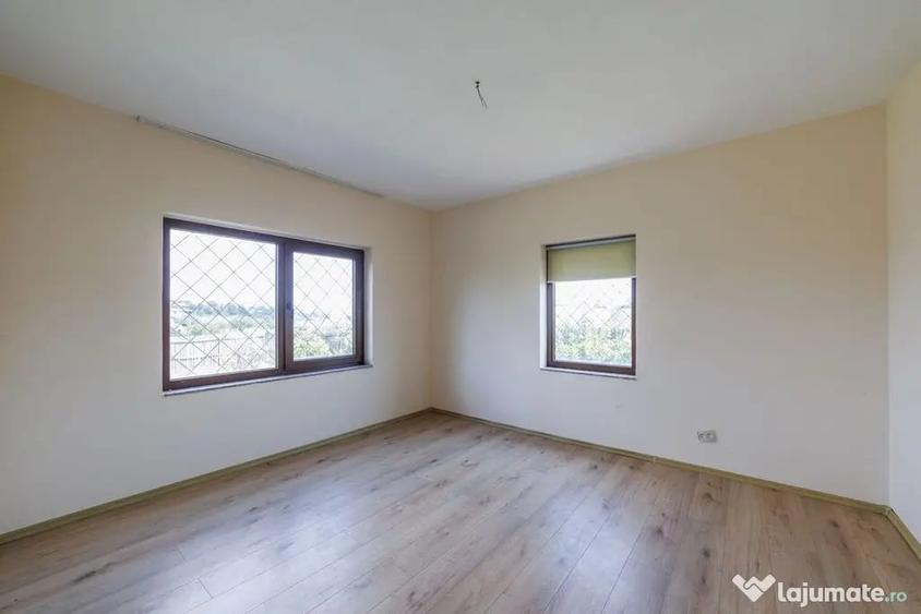 Casă cu 4 camere cu Teren 705 Mp în Central