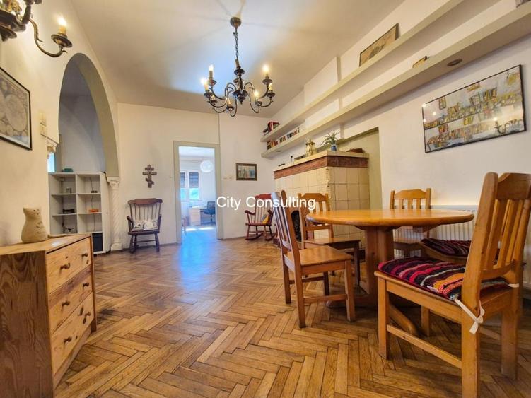 Casă individuală cu 8 camere cu Canalizare în Ultracentral