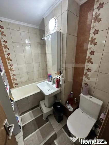 Apartament cu 4 camere decomandat în Craiovița Nouă