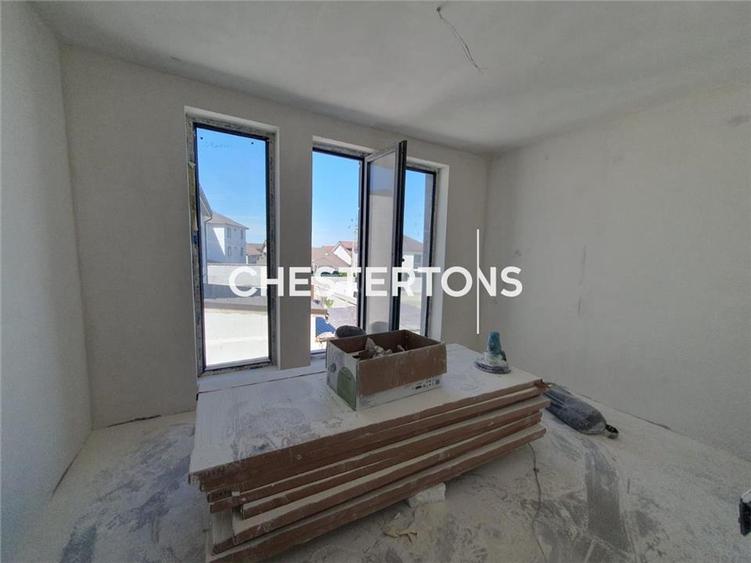 Duplex cu 8 camere cu Teren 318 Mp în Exterior Sud