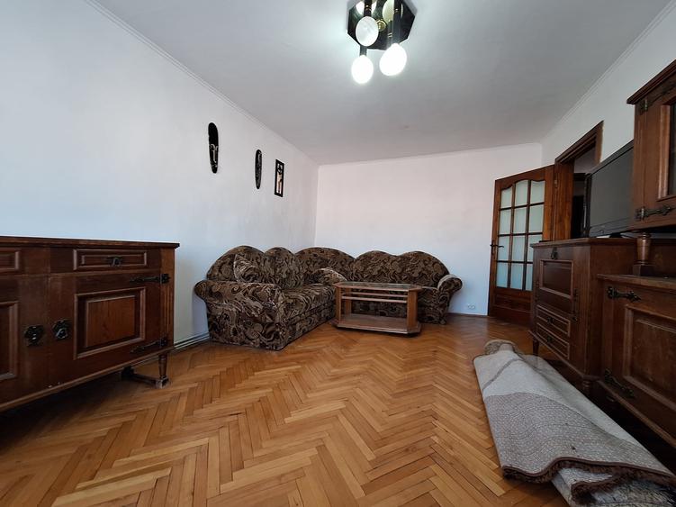 Apartament cu 3 camere decomandat, mobilat în Lipovei